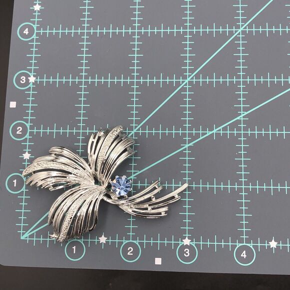 Vintage Emmons Brooch MAGNIFIQUE Abstract Leaf Blue Rhinestone Silver Tone 1960s - Picture 8 of 8